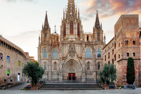 Barcelona: Gothic Quarter Walking Tour and Catamaran Sailing