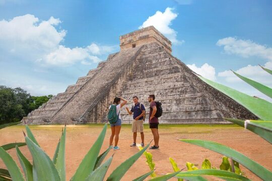 Chichen Itza Tour and Traditional Yucatecan Lunch from Cancun and Riviera Maya