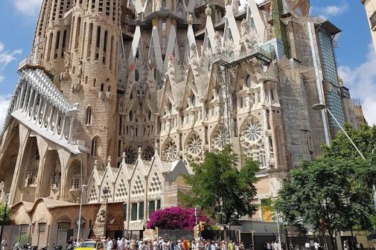 Sagrada Familia Guided Tour with Fast-Track Entry