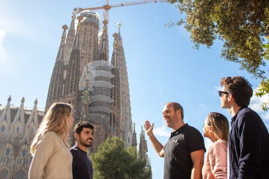 Barcelona Walking Tour with Fast-Track Entry to Sagrada Familia