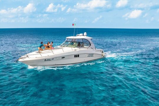 Cozumel Private Yacht and Snorkel with Lunch and Open Bar Onboard