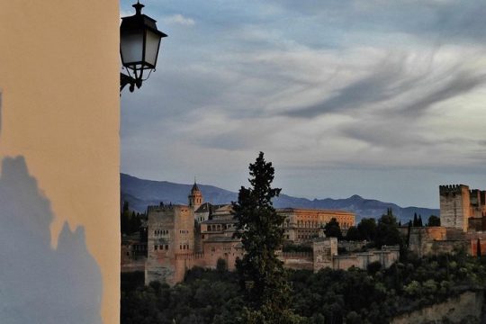 Albayzin and Sacromonte private tour at sunset with tapas
