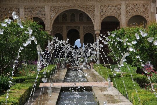 Guided Tour of the Alhambra and Generalife with Tickets