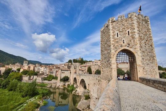 Private Three Medieval Towns Tour + Local Lunch from Barcelona