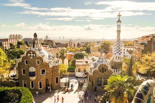 Private Sagrada Familia and Park Guell with pickup
