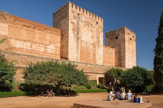 2-hour Tour of the Alhambra and Albaicín Bajo