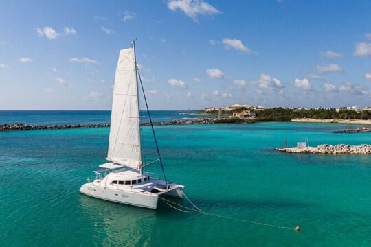 4-Hour Private 38' Catamaran Tour to Paamul Beach with Food, Open Bar & Snorkel