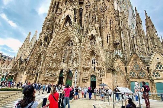 Barcelona : Gaudi & Sagrada Familia Private Tour (Skip The Line Entrance)