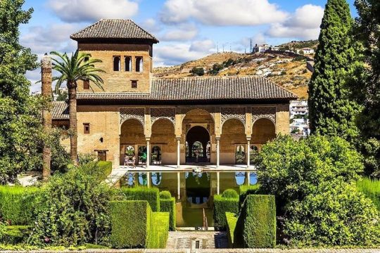 Granada: Alhambra Comlex + Nasrid Palaces + Alcazaba Guided Tour
